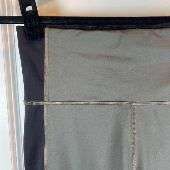 Athleta Spar Colorblock 7/8 Leggings Olive Green Black Compression Womens Medium - Picture 4 of 14